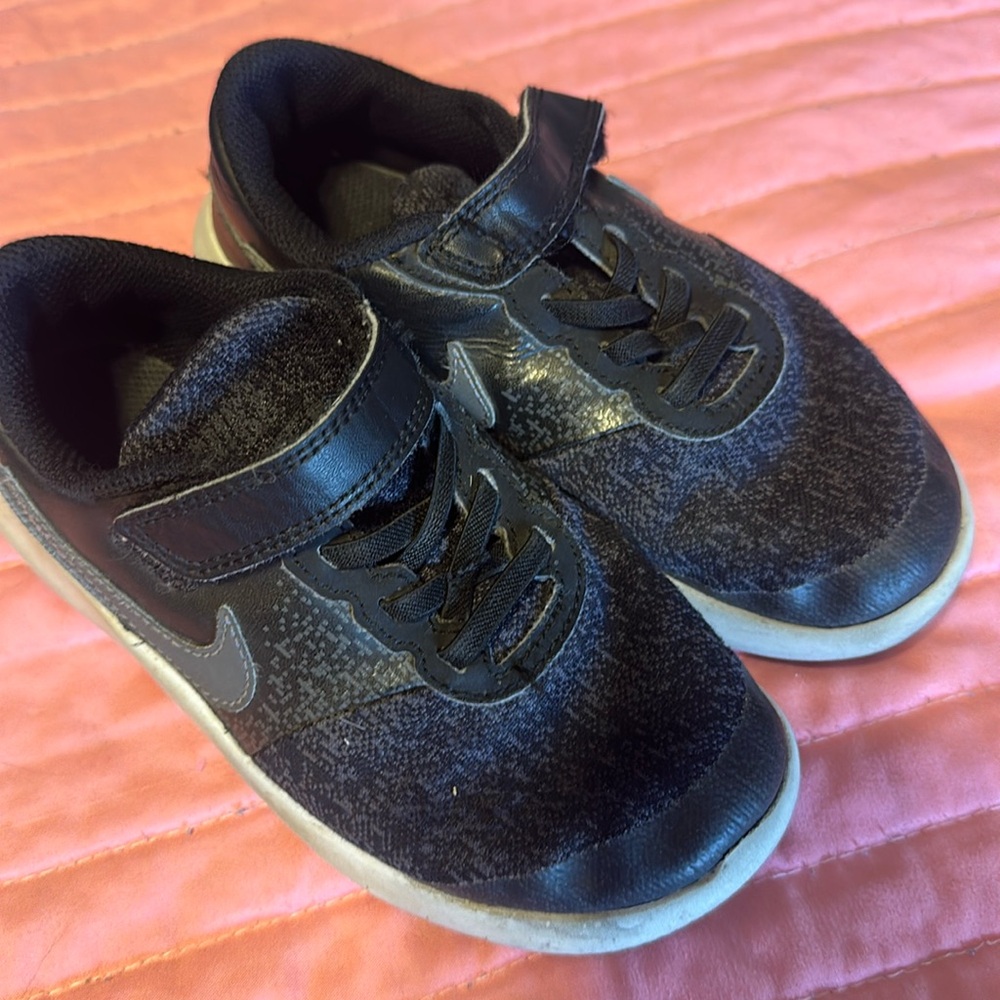 Nike tennis shoes toddler black
